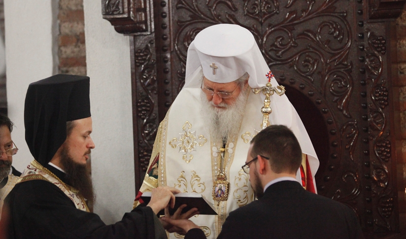 Бунт в храма срещу архимандрит Дионисий