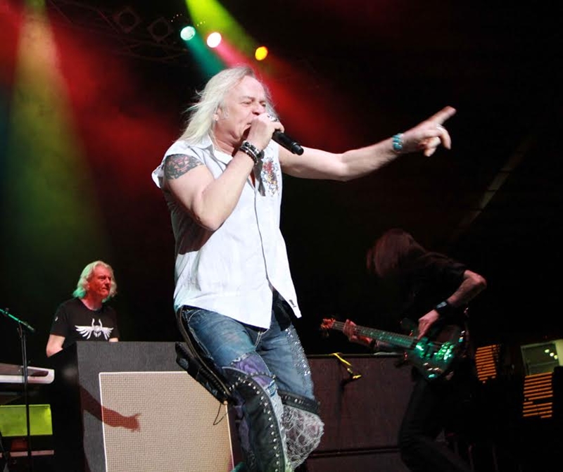 Баби, дядовци и внуци куфяха на Uriah Heep в Пловдив