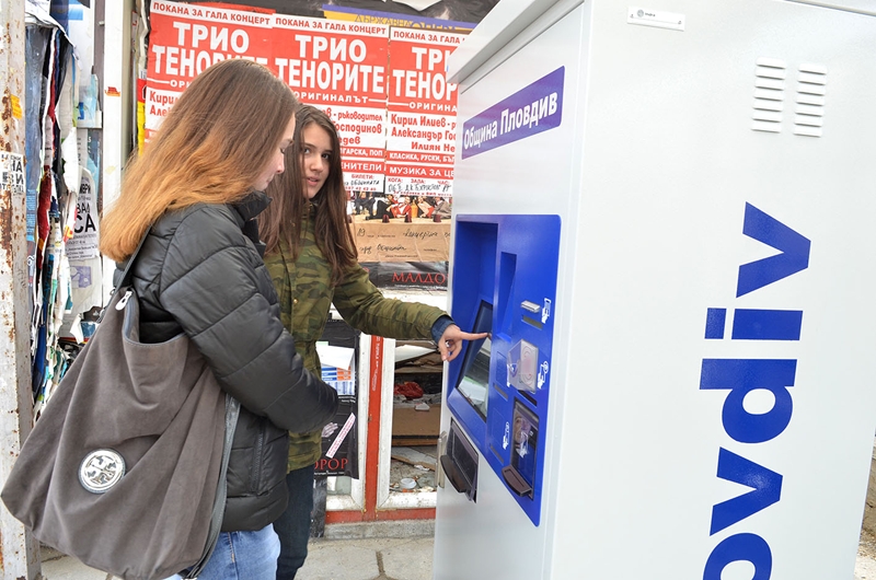 В Пловдив трошат автомати за билети, преди още да са заработили