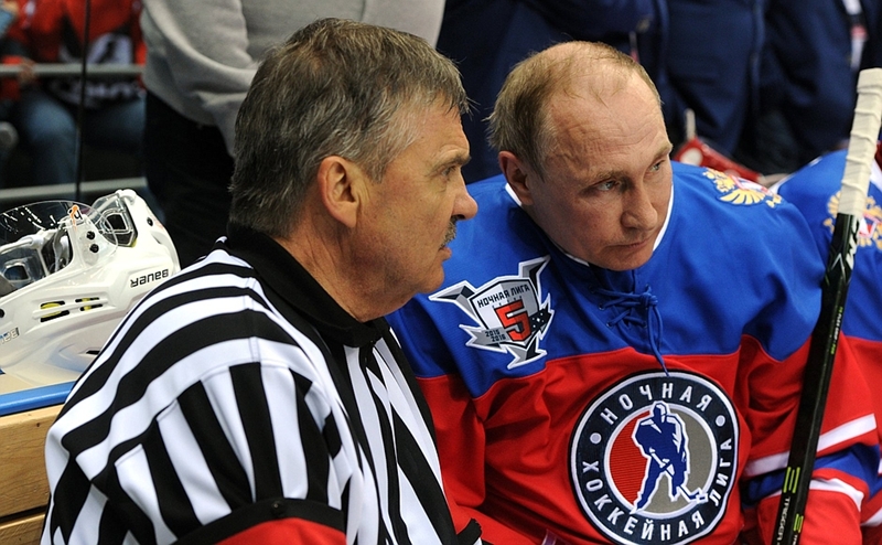 Путин играе хокей, вкара гол и подаде за други два