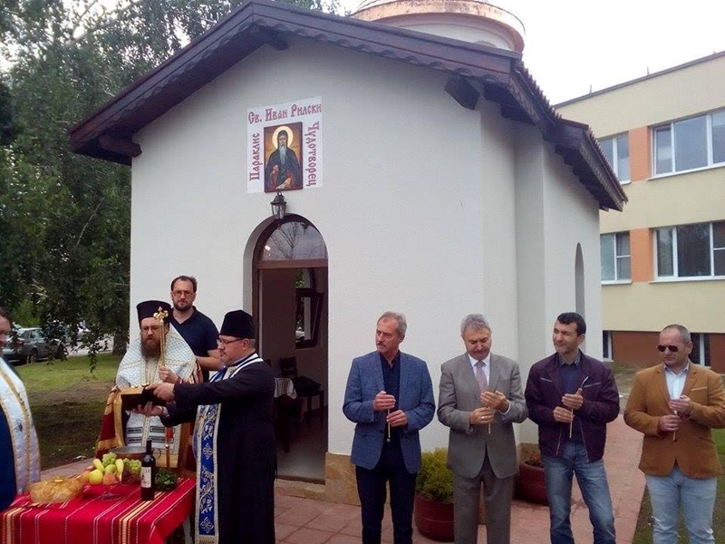Параклис за лекари и болни вдигнаха в Монтана
