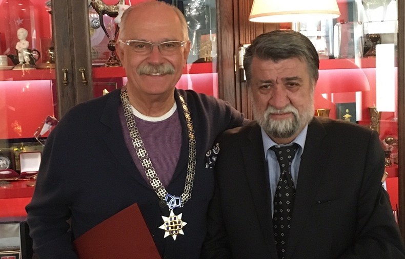 Никита Михалков прекъсна репетиция, за да получи "Златен век" от Вежди Рашидов