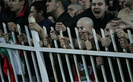 Бой между фенове на Левски и ЦСКА в София, има пострадали
