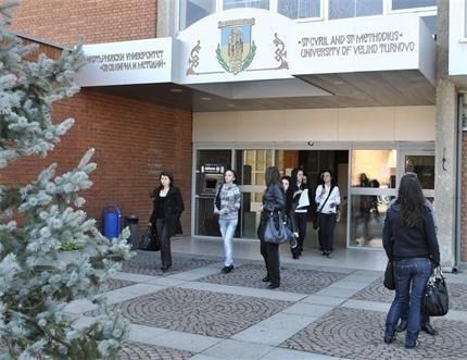 Художници от ВТУ с изложба за кирилицата в Европарламента по покана на Джамбазки