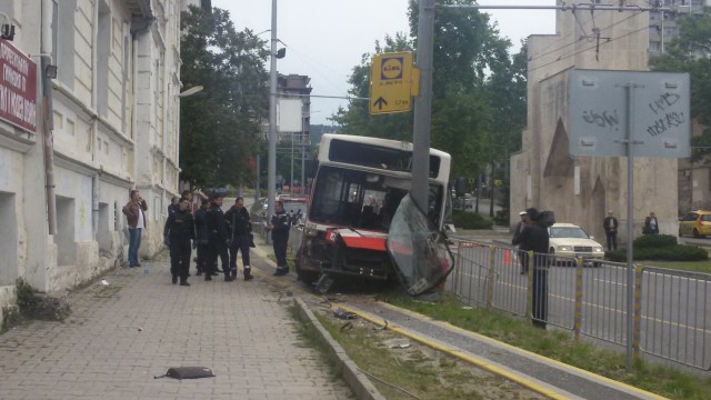 Автобус катастрофира във Варна, 10 души са ранени (снимка)