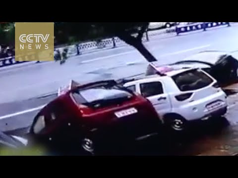 Вижте как шосе зейва и поглъща 4 коли в Китай