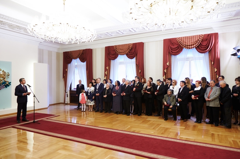Плевнелиев дискретно пропусна Нешка Робева в раздаването на ордените за 24 май