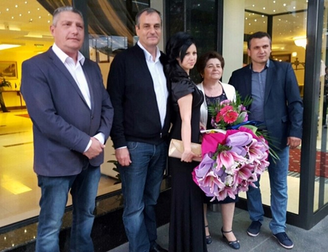 Райкмет в Пловдив облече абитуриенти и ги изпрати на бал