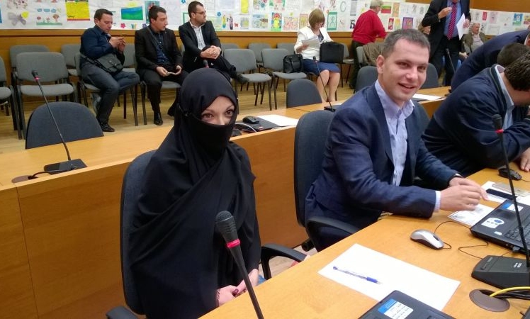 Общинска съветничка от ПФ дойде с бурка на сесия на пловдивския парламент