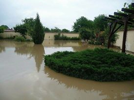 Дворове в Търновско осъмнаха под вода