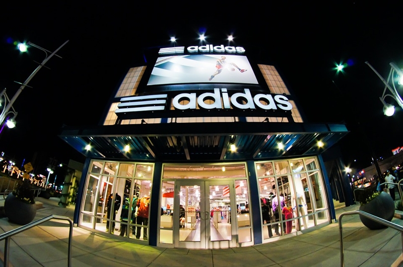 Adidas се връща в Германия с фабрика с роботи