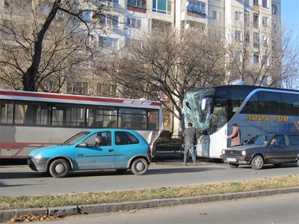 Трима души са пострадали при катастрофа между автобус на градския транспорт и две коли в София
