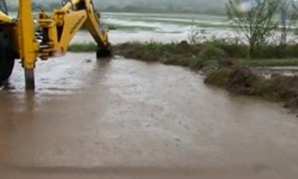 С близо 80 см е спаднало нивото на Стара река в Казанлък, където вчера водите й отнесоха няколко моста