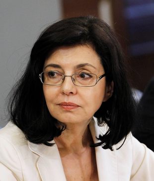 Меглена Кунева разпореди проверка по родителски сигнал за изтекли отговори от матурите