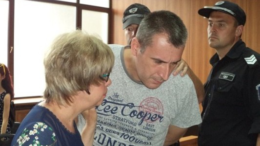 Запис показва съпругата на полицая Караджов да пристига в имота на родителите му по време на убийството - той не е на кадрите