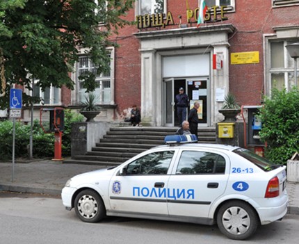 Подозират вътрешен човек за обира на пощата в Хасково, двама задържани