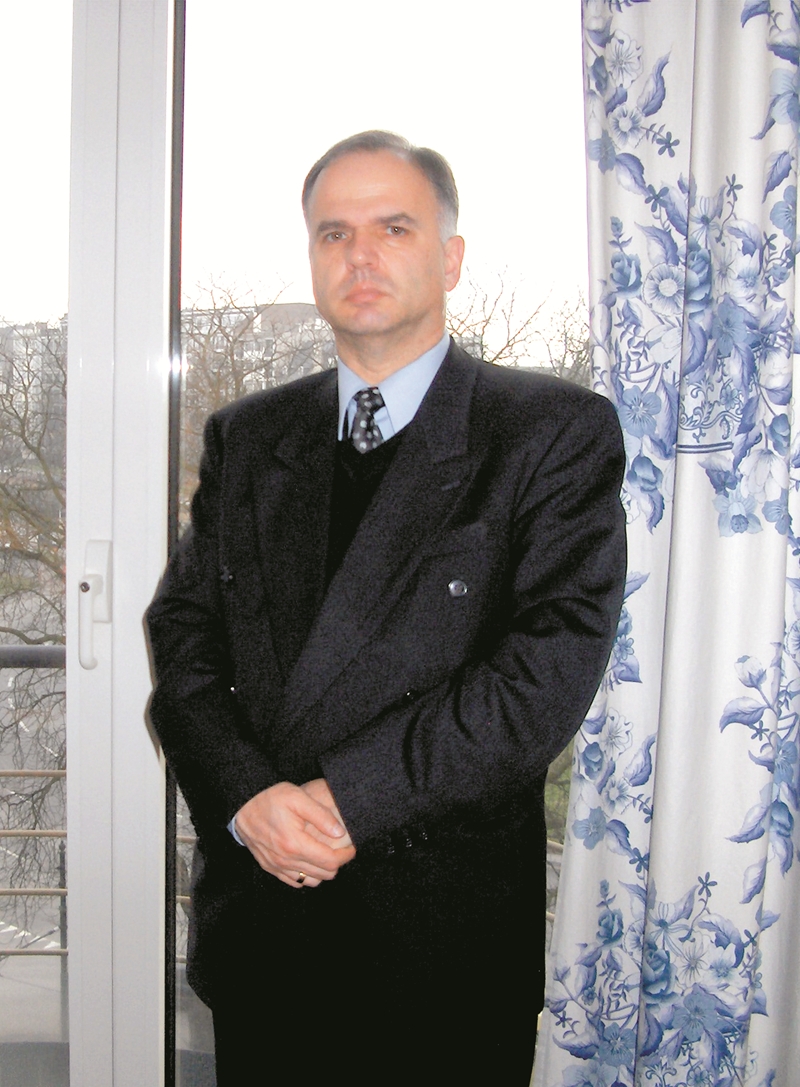Боян Чуков: Хилъри Клинтън ще продължи да тласка света към война