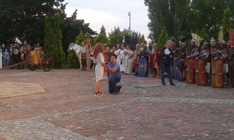 Млад мъж предложи брак на любимата си на сцената на фестивала "Орел на Дунава" в Свищов