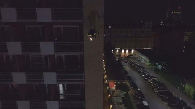 Вижте първия българин, който изпълнява номера „ходене по стена”