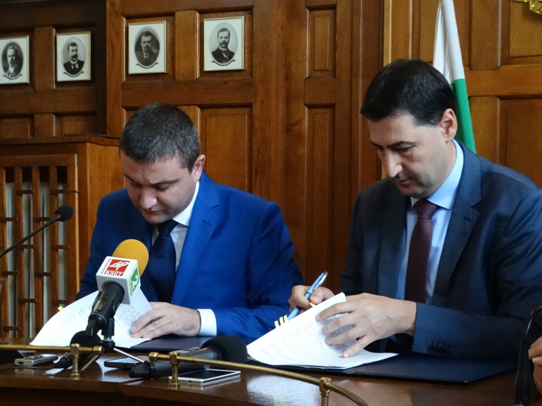 Финансовият министър подари на Община Пловдив акциите на държавата в "Свободна зона" АД