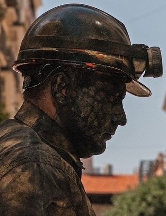 Двама миньори оцеляха по чудо след пропадане на огромно количество земна маса