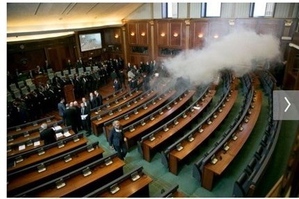 Неизвестни нападатели хвърлиха взривно устройство по парламента в Косово