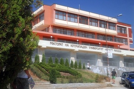 Таван и изолация се срутиха в Югозападния университет