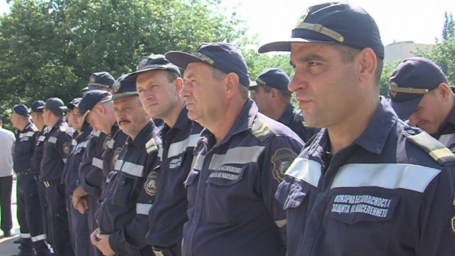 Българските пожарникари в Скопие: Най-мъчно ти става когато видиш мъката в очите на хората