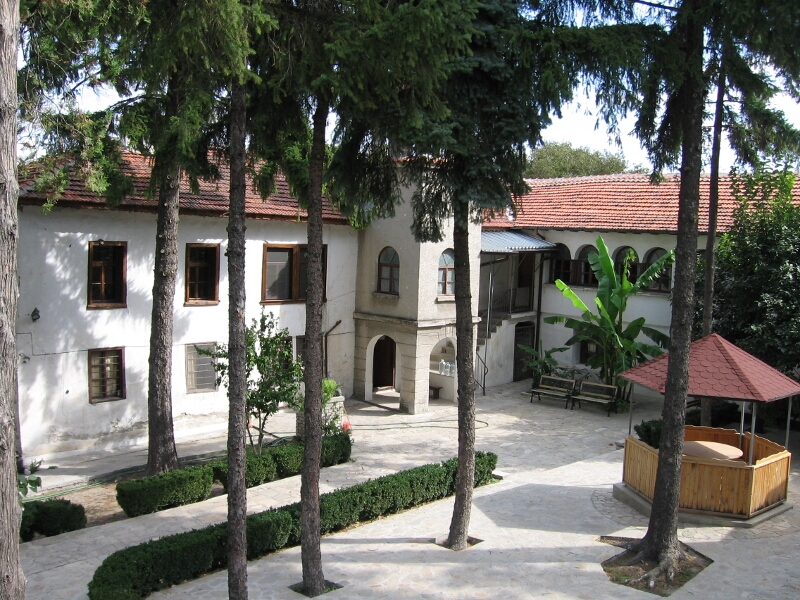 Женски манастир край Пловдив чака реколта от банани