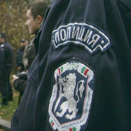 Задържаха 19-годишен, ударил полицай и скъсал пагона на друг