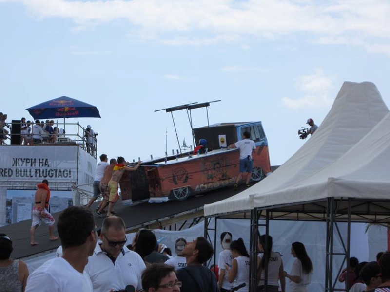 Летящ микробус спечели българския Flugtag