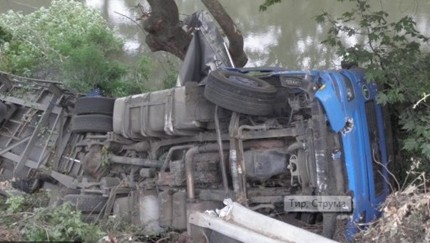 Извадиха тира, който падна сутринта в река Струма