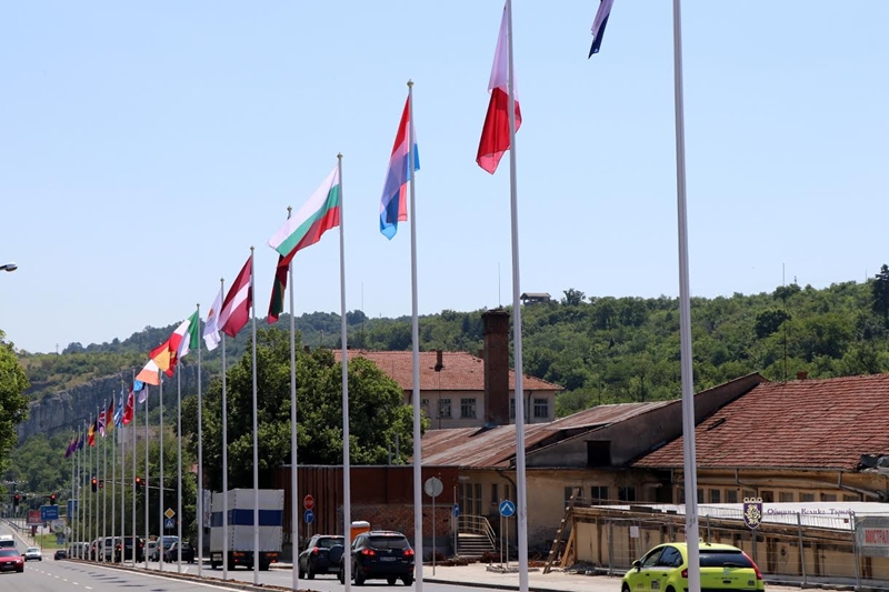 33 знамена се веят над реновираната улица "Магистрална" в Търново