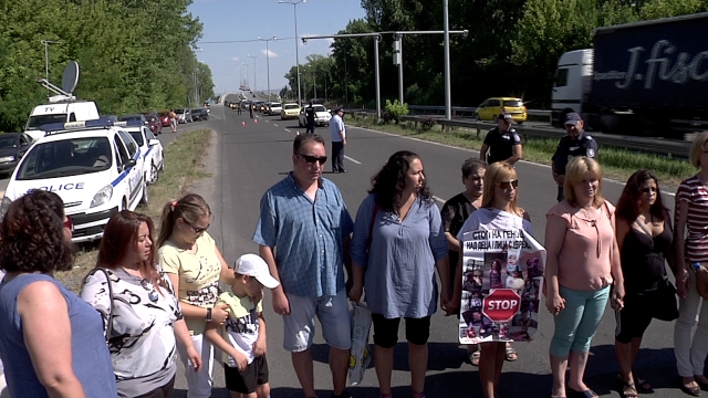Родители на деца с увреждания затвориха изхода на Бургас в посока Созопол