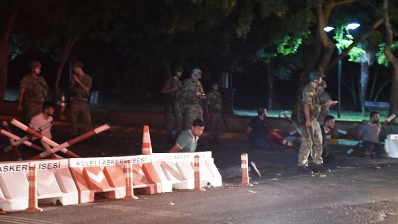 Турски военни опитват да свалят Ердоган