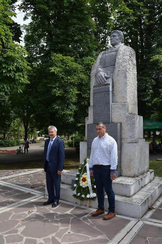 Цветя пред паметника на Апостола в Монтана