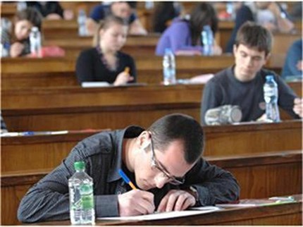 Студентите само с по една стипендия от догодина