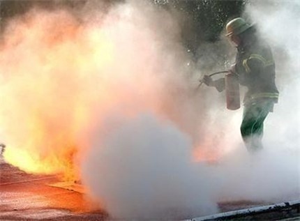 Огнеборци спасиха къща при пожар на стопанска постройка