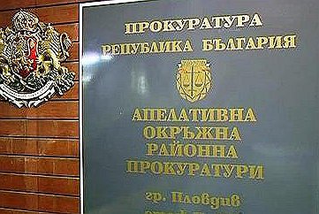 Полицай помагал на бандити да обсебят луксозен Мерцедес и джип