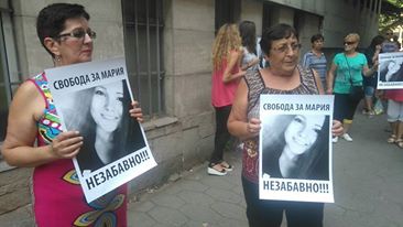 Десетки протестираха в подкрепа на 18-годишното момиче, убило насилника си