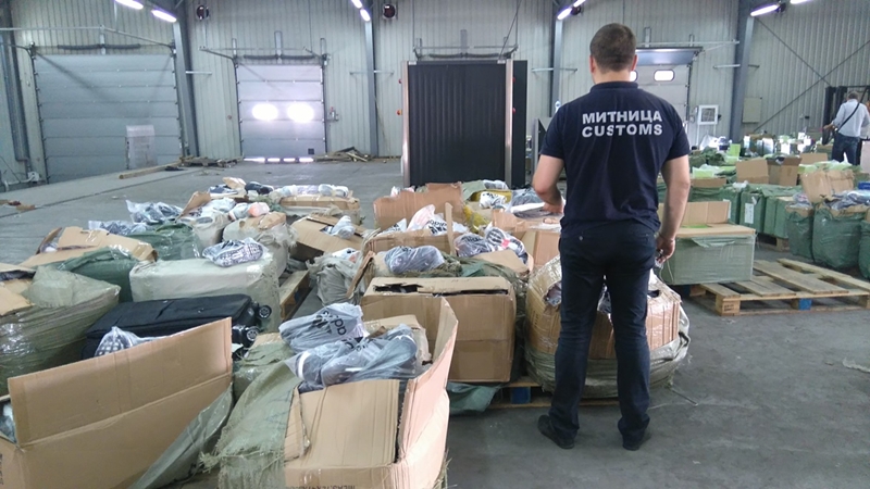 В Митница Бургас са задържали около 8500 артикула, луксозни опаковки и сертификати за часовници в контейнер от Китай