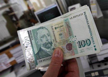 Данъчните изземват пари от касите на длъжници