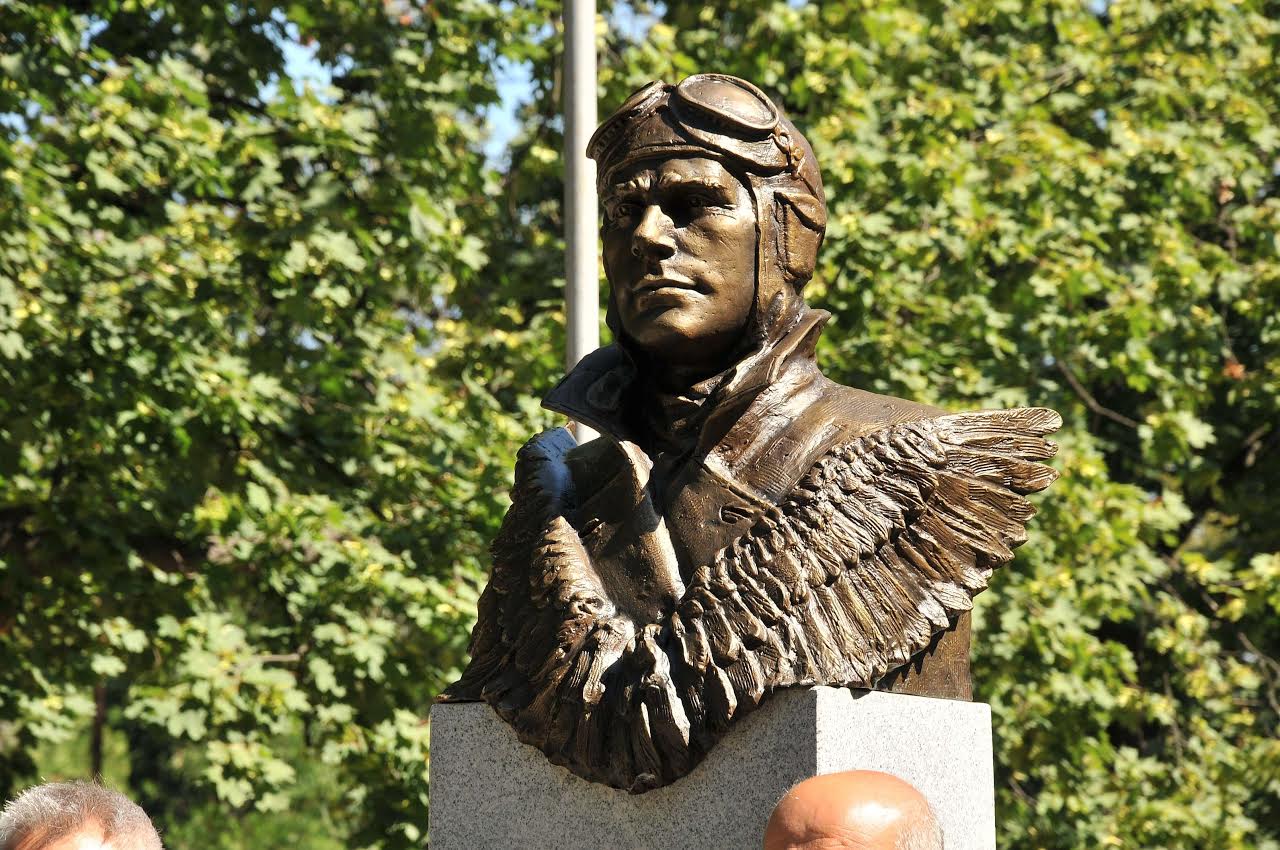 Паметник на летец-защитник на София откриха в Монтана