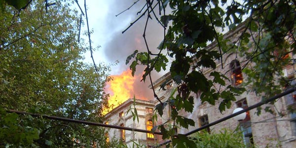 Изгоряха 4 склада от Тютюневия град в Пловдив (обзор)