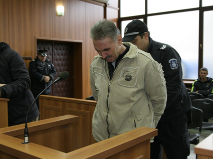 Куршуми в гърдите заради целувка