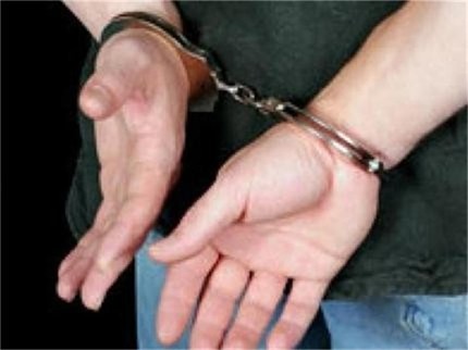 Задържаха двама криминално провени мъже за влизане с взлом
