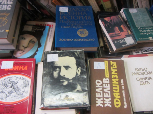 Библиотеката в Мененкьово получи над 4000 книги от Министерството на отбраната