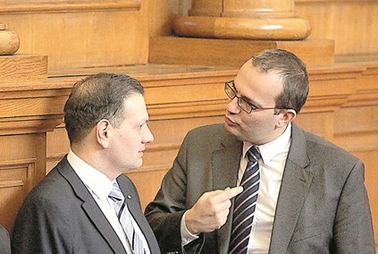 Задължителен опит по специалността и без бонуси за висши чиновници