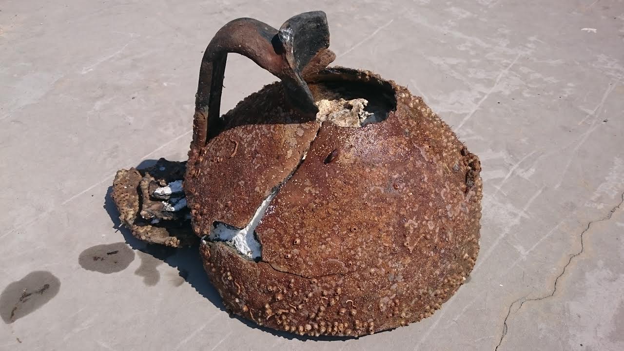 Водолази извадиха амфора с палмово масло в Созопол (снимки)