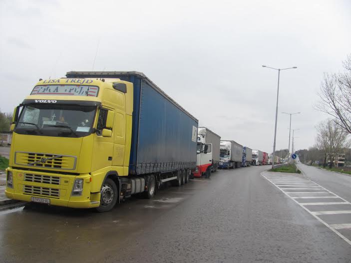 Забрана за движение на камиони над 12 тона по автомагистралите и най-натоваренитe пътища от 14 до 20 часа